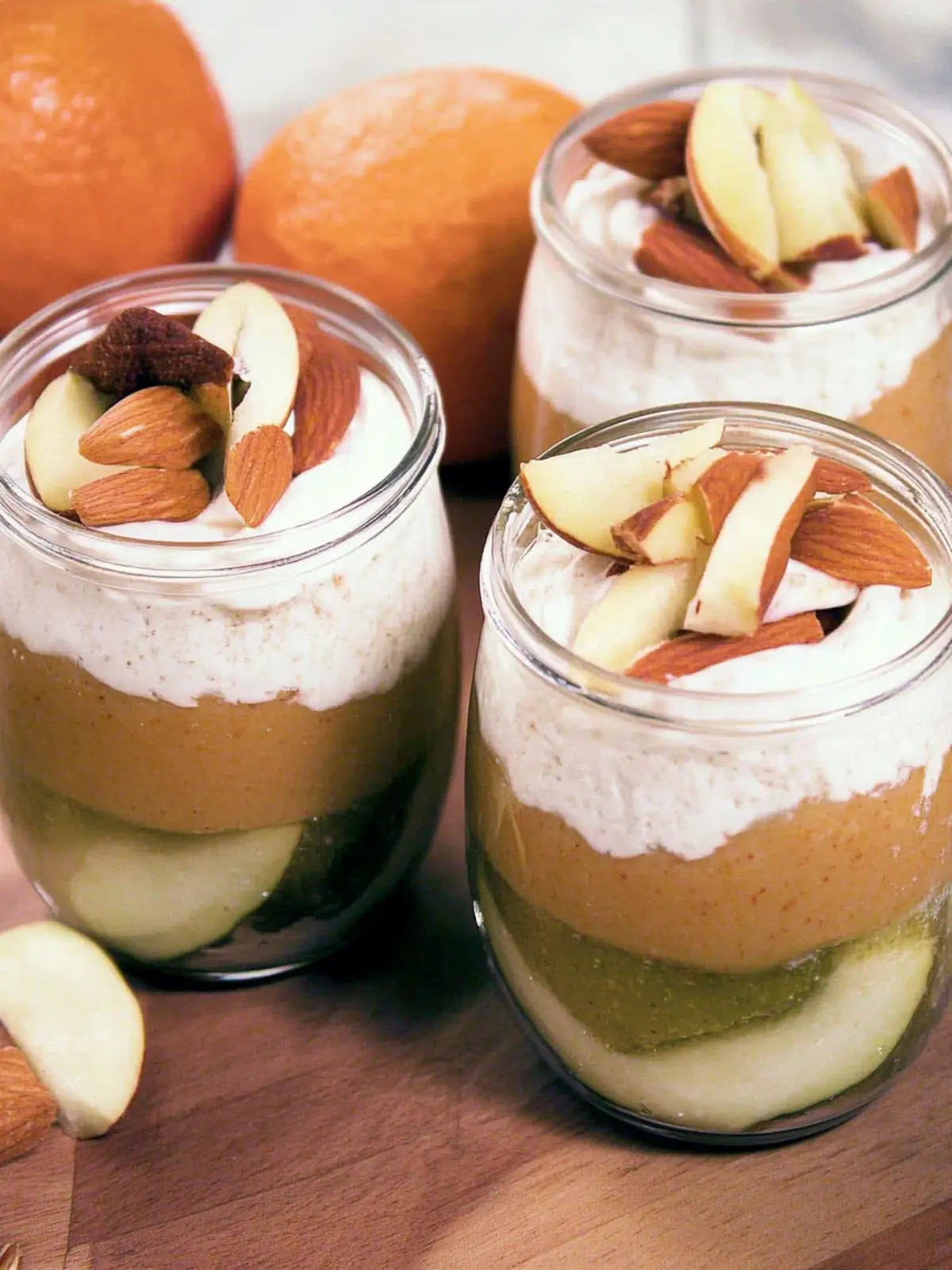 Apfelmus mit Zimt-Creme und Karamell-Mandeln