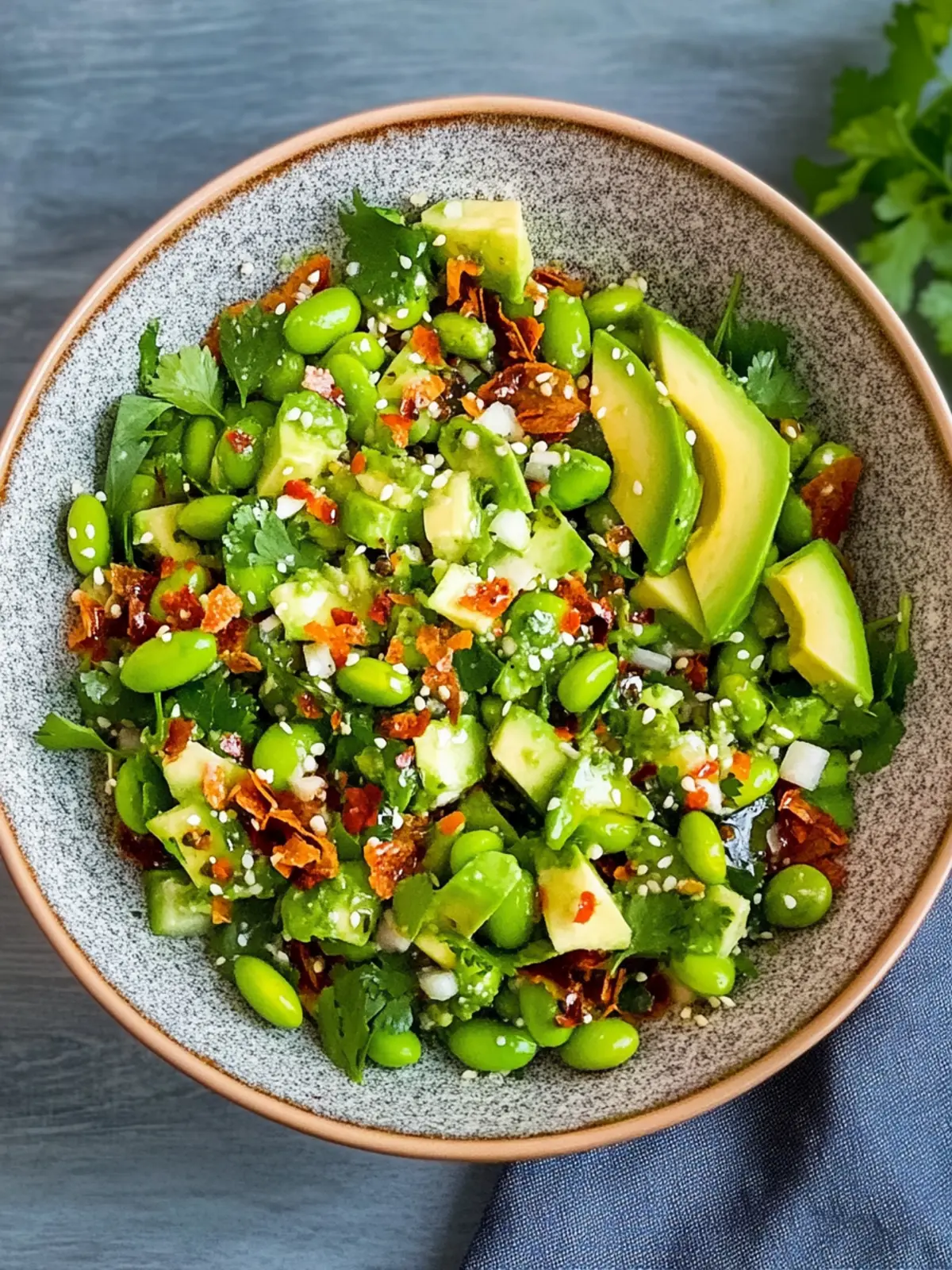 Crispy Reissalat mit Avocado, Gurke und Edamame
